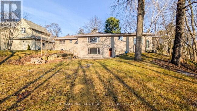 Building Photo - 262 Alscot Crescent