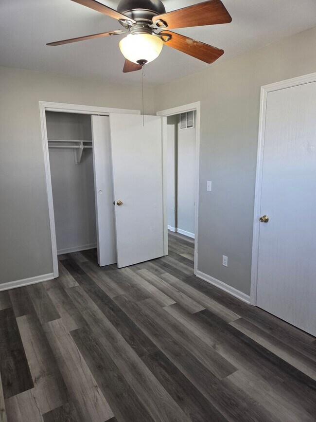 Foto del edificio - 1627-1627 E Jump St