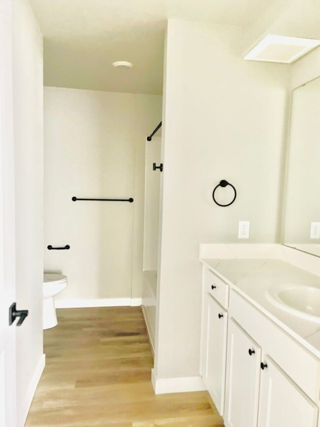 Building Photo - 3 Bedroom, 1.5 Bathroom in Barkley Neighbo...