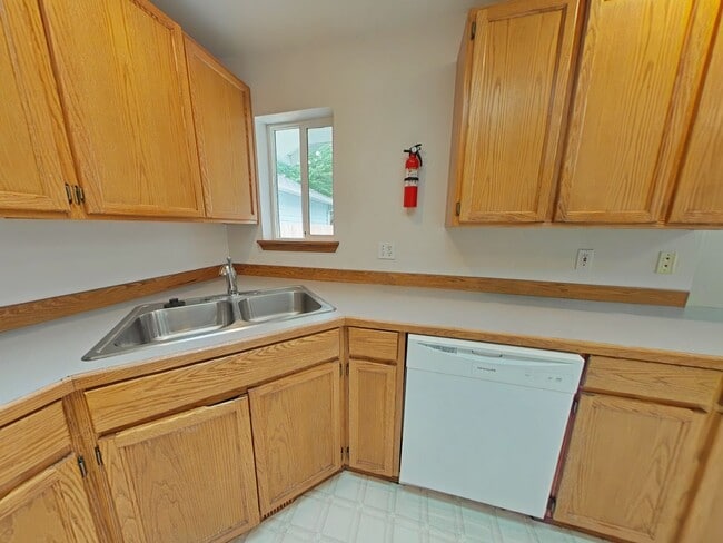 Building Photo - 3 Bedroom House ~ Close to Willamette Park