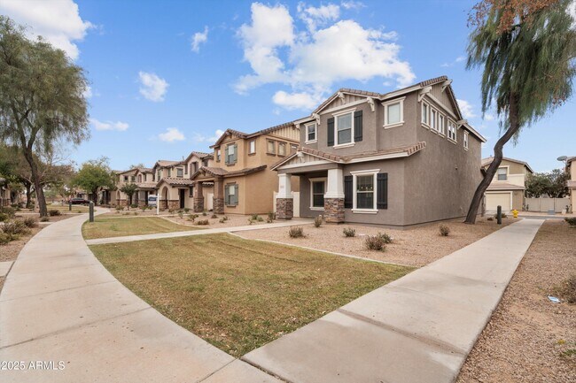 Foto del edificio - 5824 E Hoover Ave