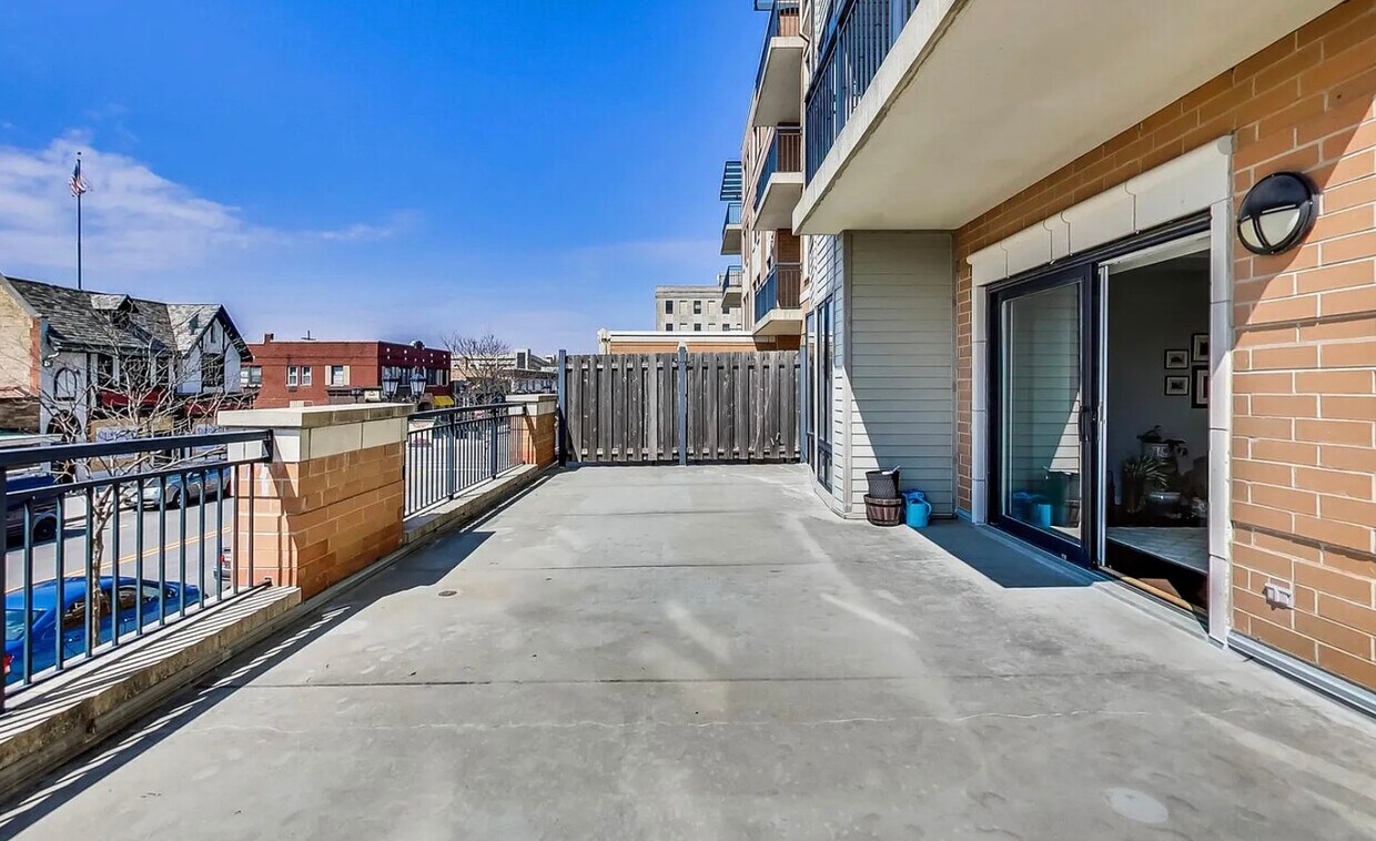 Building Photo - 135 S York St