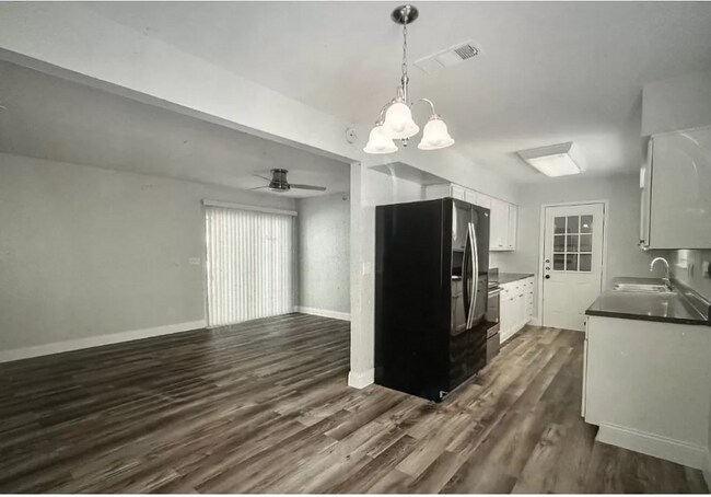 Building Photo - 8734 Forest Green Dr