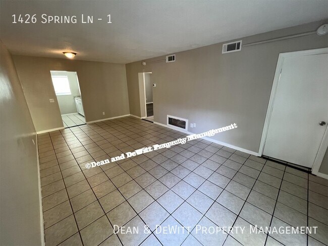Foto del edificio - 1426 Spring Ln