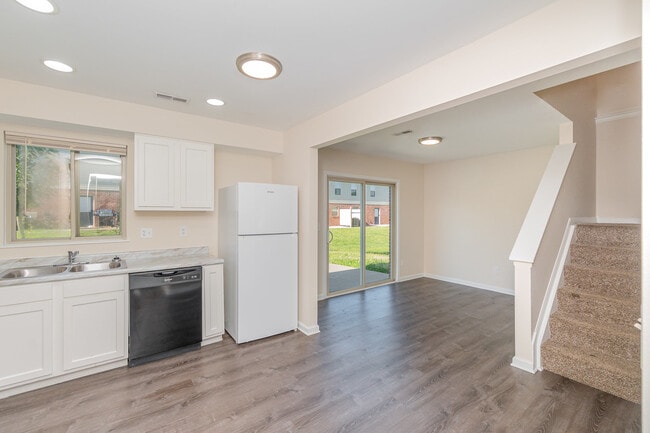 Building Photo - Howell Management Florence Townhomes