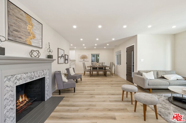 Building Photo - 2936 S Bentley Ave