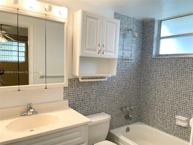 Foto del edificio - 1333 E Hallandale Beach Blvd