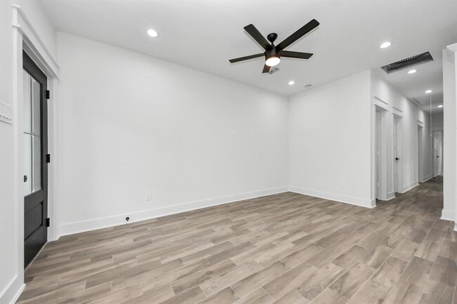 Building Photo - 701 E Canino Rd