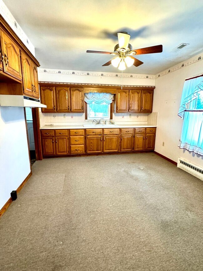 Building Photo - Country living, Plymouth schools, ranch, a...