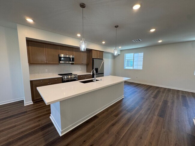 Building Photo - Never-Lived-In, Beautifully Upgraded Three-Story Condo