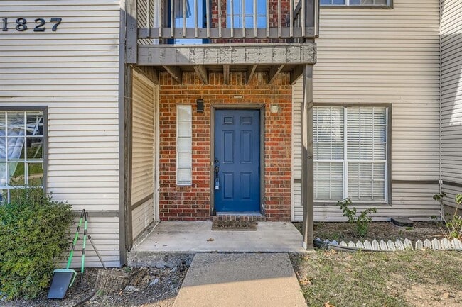 Building Photo - 1827 River Crossing Cir