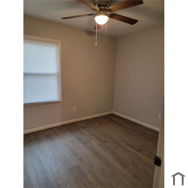 Foto del edificio - "Charming Fayetteville Townhouse: Spacious 3-Bed, 2.5-Bath Haven"