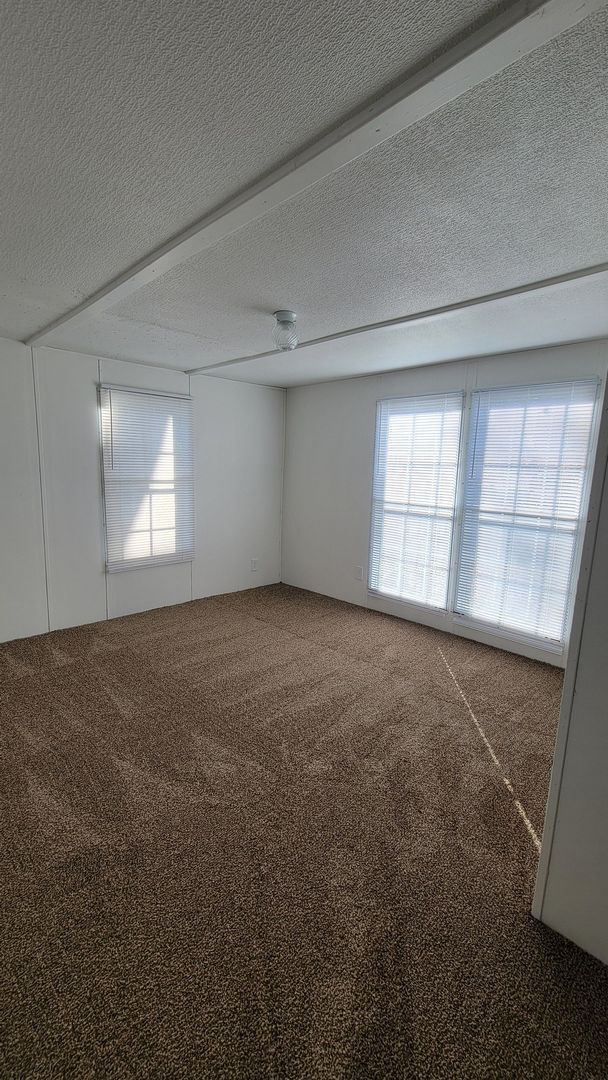 Building Photo - Ready to Move in