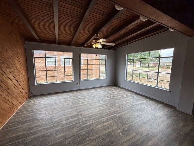 Foto del edificio - Love the Classic Look!  Big Windows for Light, Gas Heat for Comfort.  Pets Welcome too!