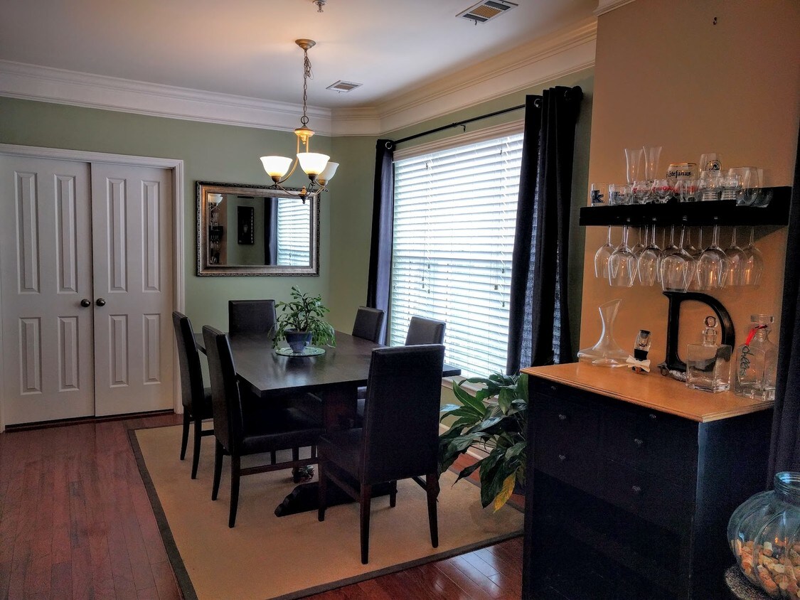 Dining Area - 2310 Elliott Ave