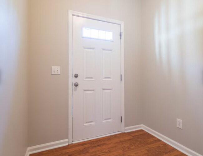 Building Photo - 511 Elm Ave