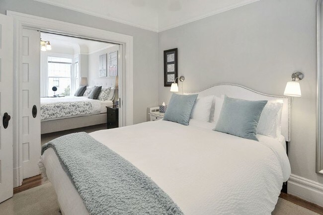 Building Photo - Beautiful Hayes Valley 3 Bedroom Apartment!