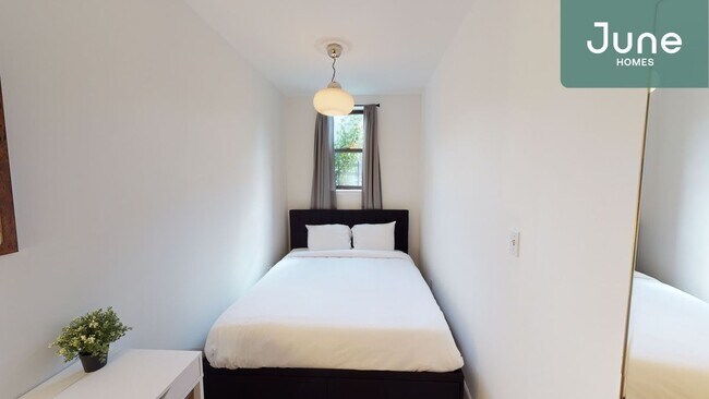 Building Photo - Queen room in 2-bed/1.0-bath Home