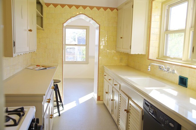 kitchen to breakfast room - 1017 S Stanley Ave