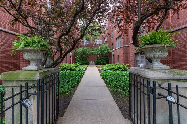 Foto del edificio - 1325 W Addison St