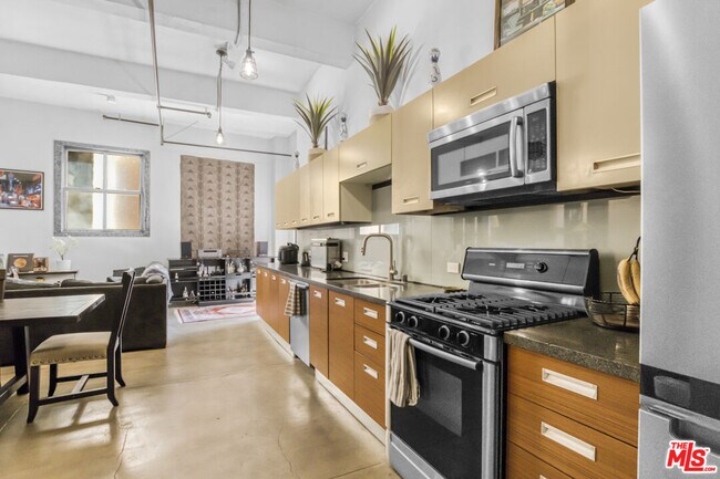 Building Photo - 738 S Los Angeles St