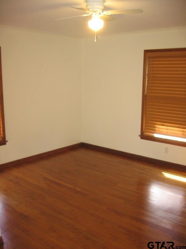 Building Photo - 1332 E Hankerson St