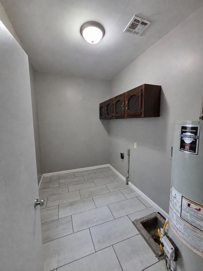 Building Photo - 2118 Greenway Blvd