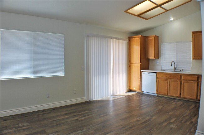 Building Photo - Roomy 4 bedroom home in Hesperia