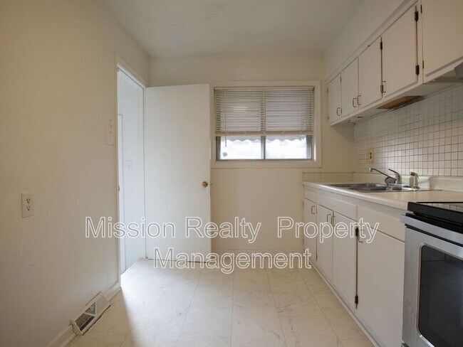 Building Photo - 3012 Glenan Dr