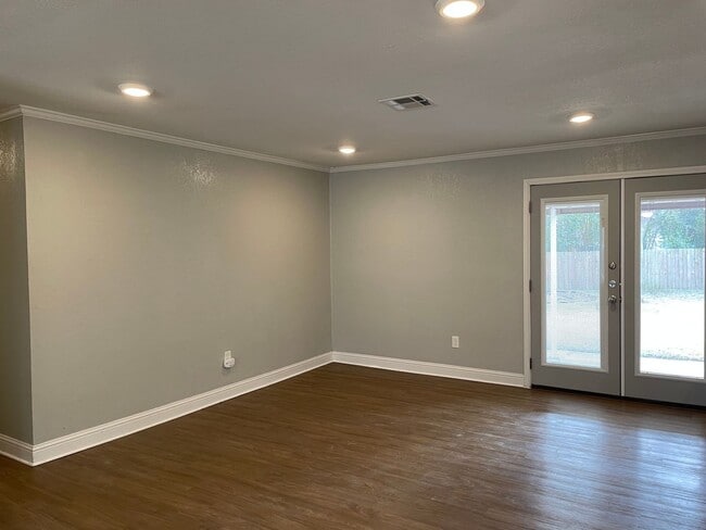 Foto del edificio - Available Now! Updated and Upgraded 3 Bed/2 Bath_Lawn Care Included