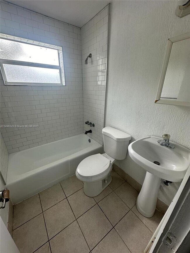 Building Photo - 502 SE 3rd Ave