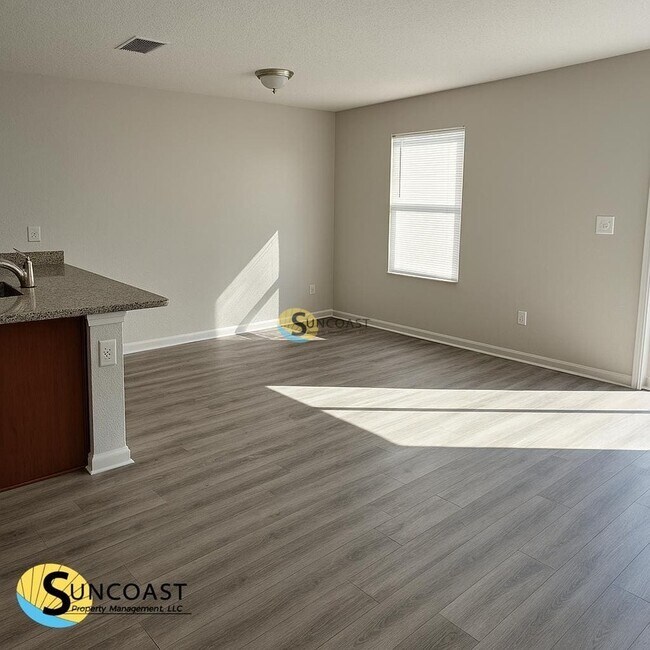 Foto del edificio - 7622 Rain Forest Dr N