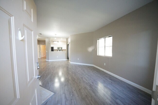 Foto del edificio - SHOWINGS AVAILABLE NOW