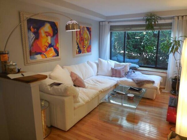 Foto del edificio - 2610 Tunlaw Rd NW