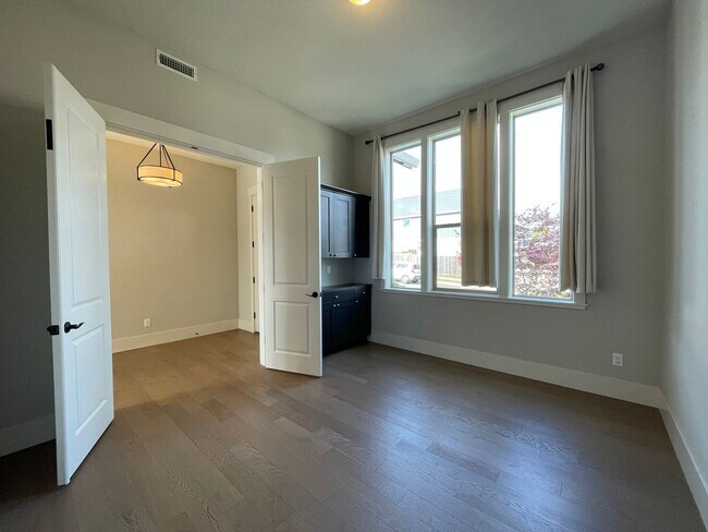 Building Photo - Beautiful 4 Bedroom, 3.5 Bath Happy Valley...