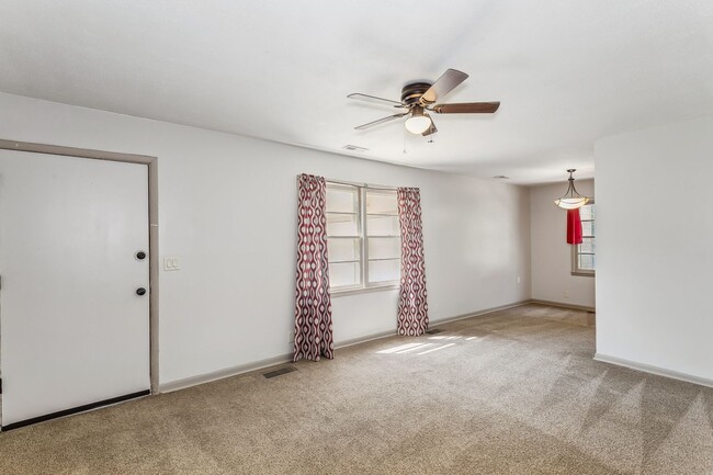 Building Photo - Beautifully Remodeled 3 bedroom/ 1 bath home!