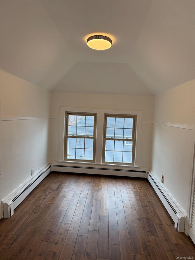 Building Photo - 27 Dosoris Way