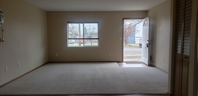 Foto del edificio - 3431-3433 E. Montgomery Ave