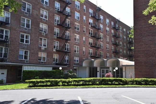 Foto del edificio - 5440 Little Neck Pkwy