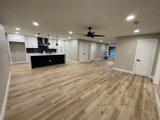 Foto del edificio - 3241 Waits Ave