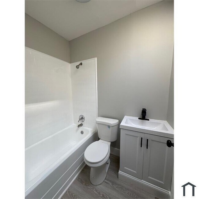 Foto del edificio - 1 Bedroom Plus Den House