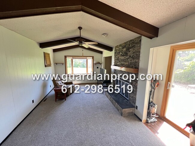 Building Photo - Roseville House Available September 1, Low...