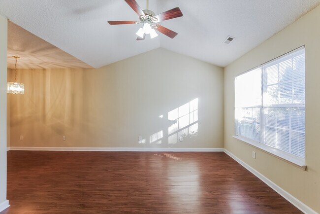 Foto del edificio - 6417 Rockwell Blvd
