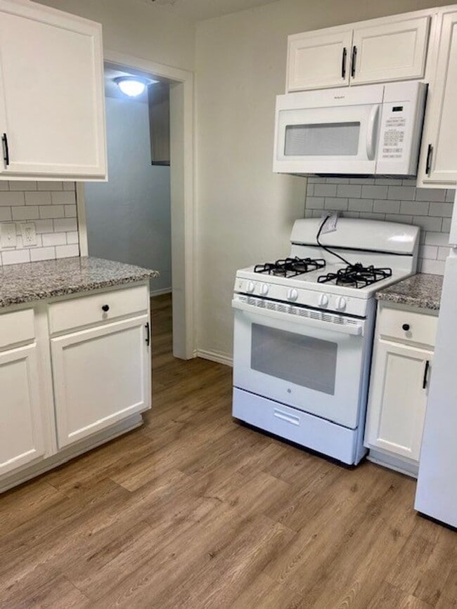 Building Photo - Charming Home located in the center of town!
