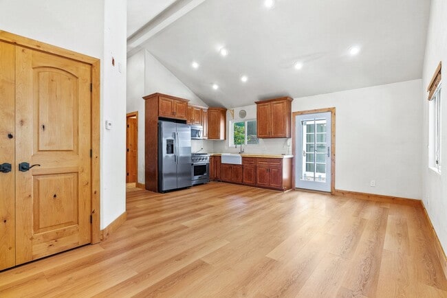 Building Photo - Stunning Fully Renovated 2 Bedroom, 1 Bath...