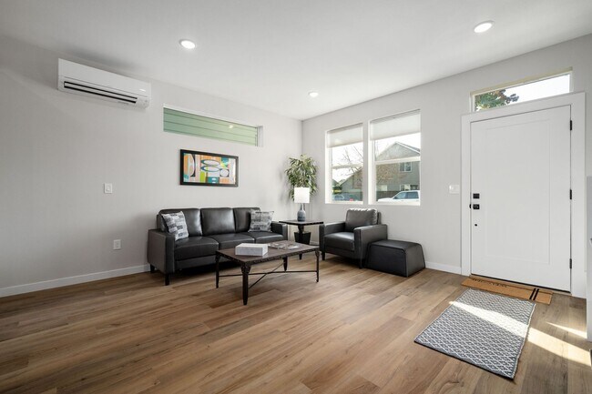 Foto del edificio - Move In Special Up to 3 Months Free !! New...