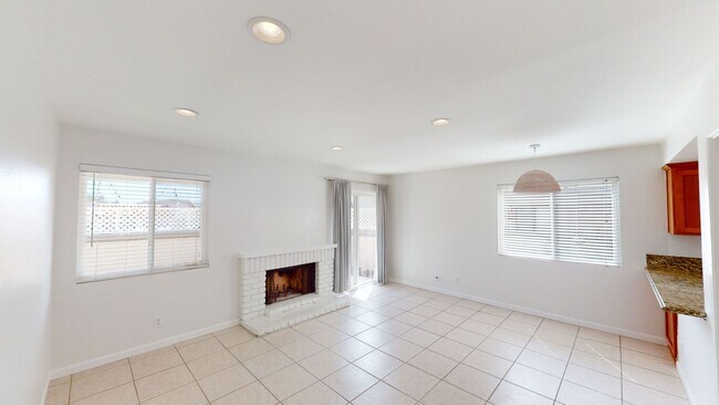 Building Photo - Must See 3 Bedroom 2 Bathroom Condo in Lag...