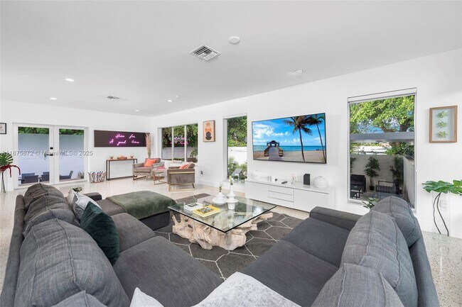 Foto del edificio - 668 NE 72nd Ter