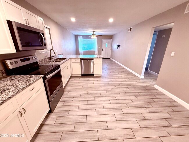 Foto del edificio - 937 N Wedgewood Dr