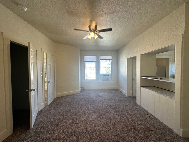 Foto del edificio - 830 N Van Buren St - Unit C